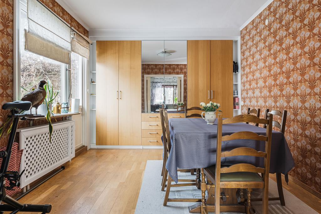 Matrum / Sovrum. Utgång till större altan i syd-väst läge