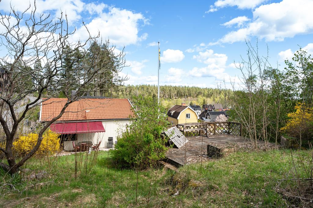 Delvis naturtomt i högt läge