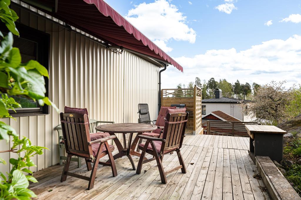 Altan i västerläge, Utgång från matrum. Trappa ned till uppfarten