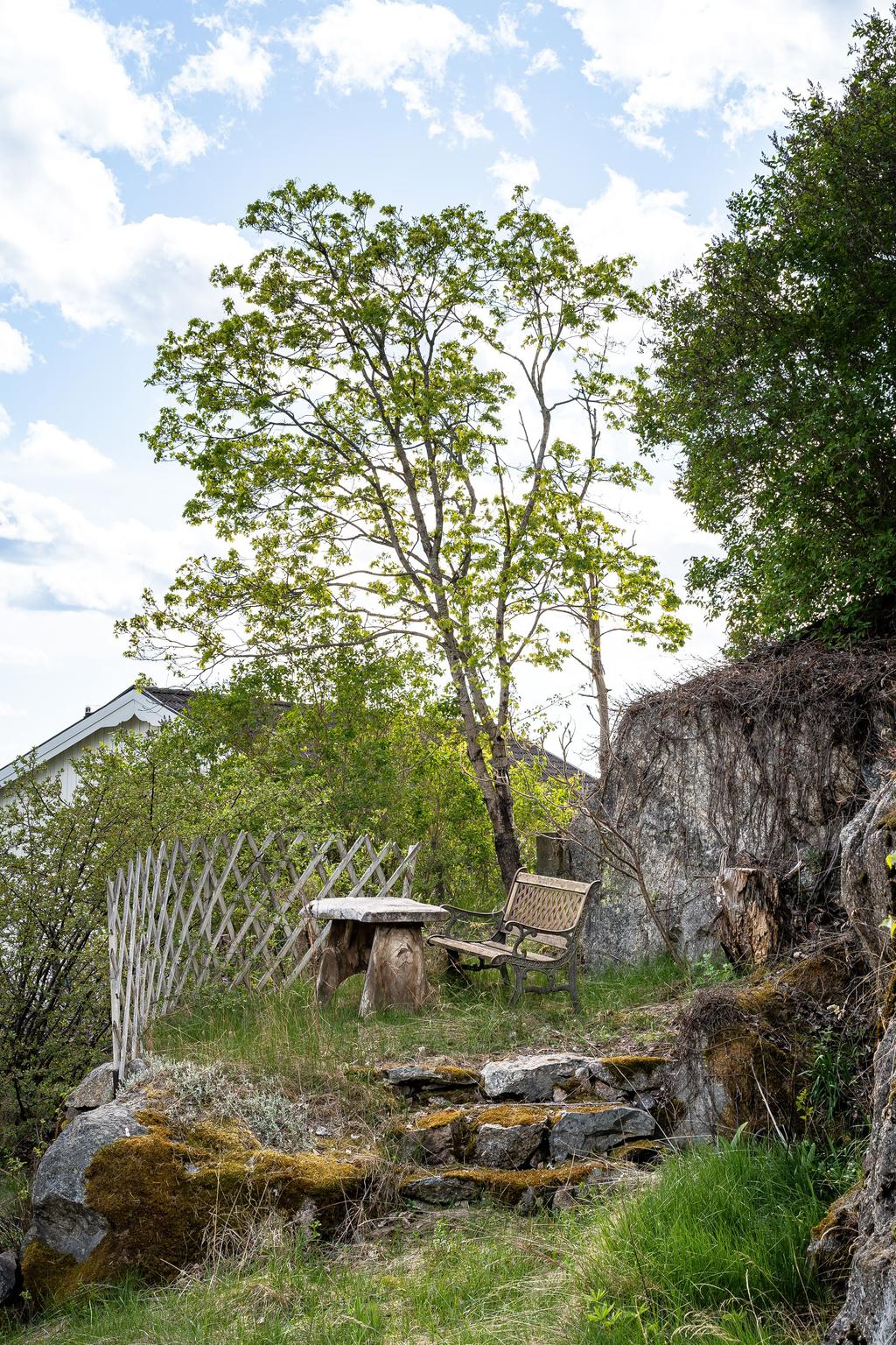 En av flera uteplatser i trädgården