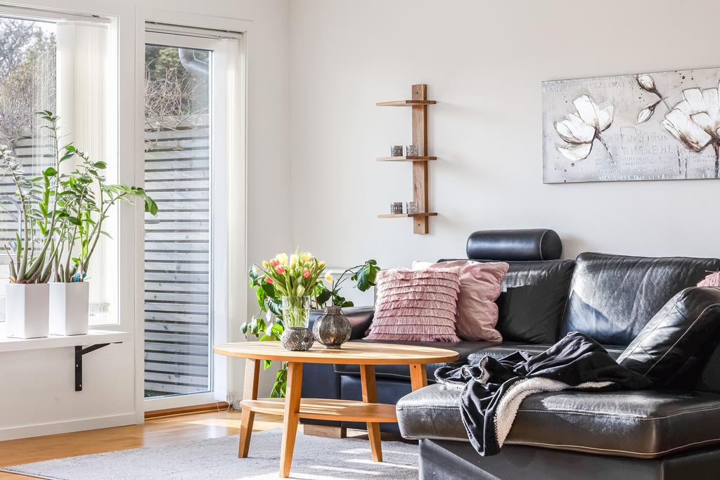 Vardagsrummets TV soffa i direkt anslutning ut till altanen.