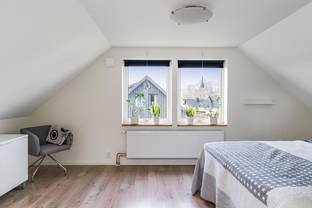 Det stora master bedroom finns på ovanvåningen.