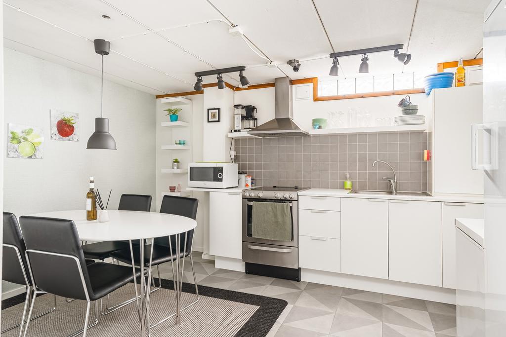 Kök i källare med matplats