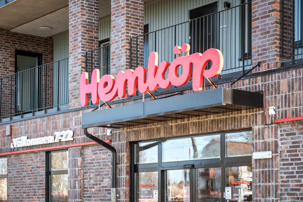 Hemköp finns ett stenkast från lägenheten