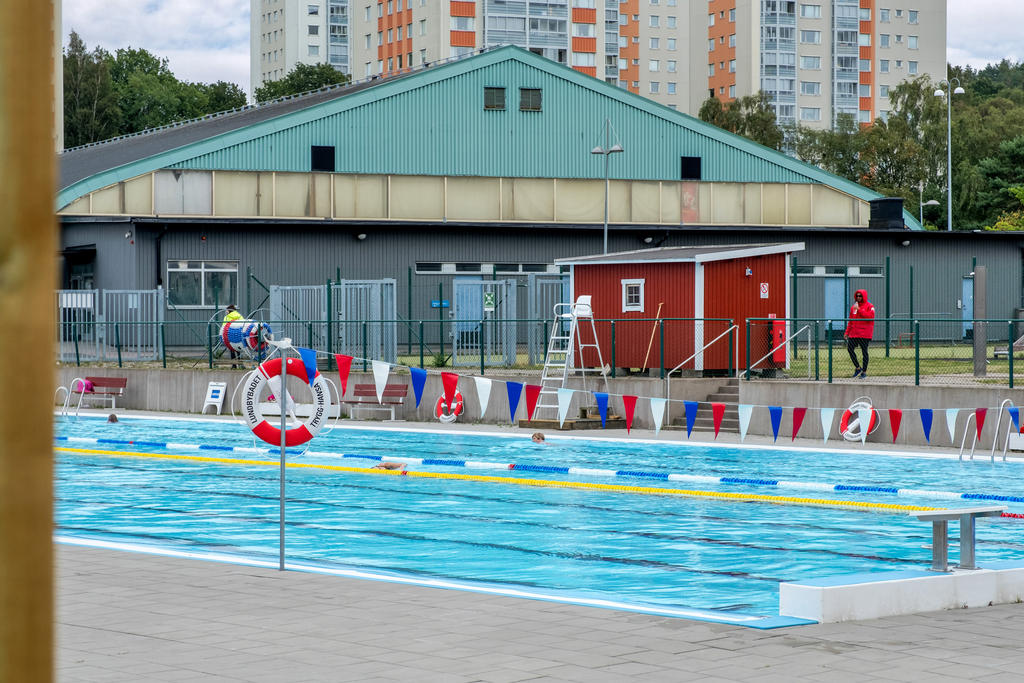 Lundbybadet erbjuder såväl utomhus- och inomhusbassäng samt gym. 