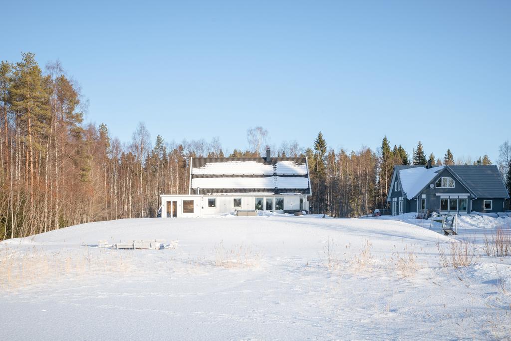 Härligt läge vid vattnet. Spabad och utebastu.