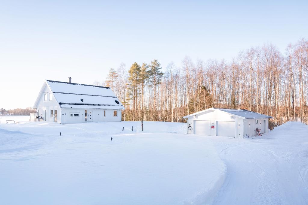 Mycket fin gård vid vattnet