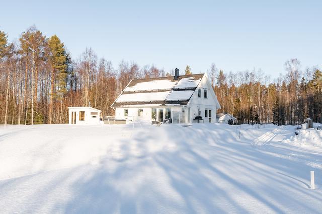 Björsbyvägen 69 strax nedanför Hällbacken