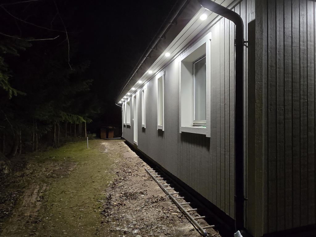Fasadbelysning i takfoten