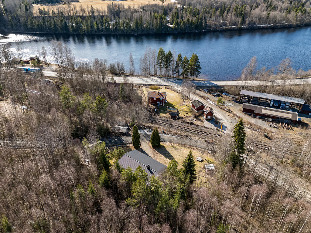 Huset ligger inbäddat i skogen och har utsikt över älven 