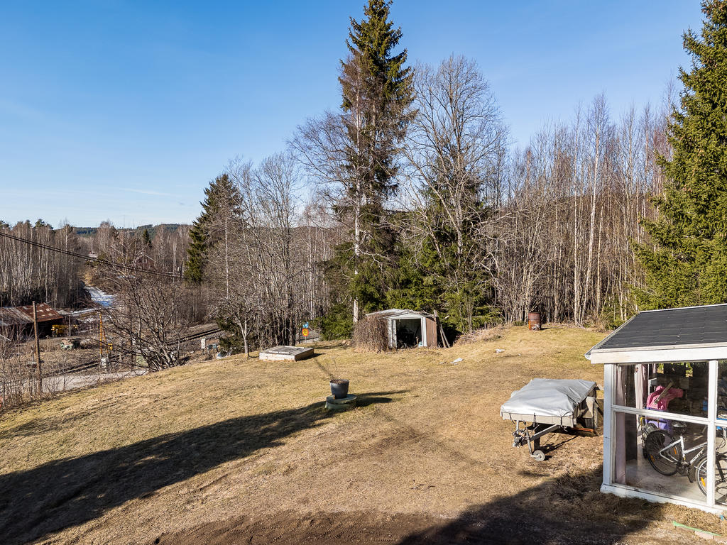Trädgårdstomt med gräsklipparskjul