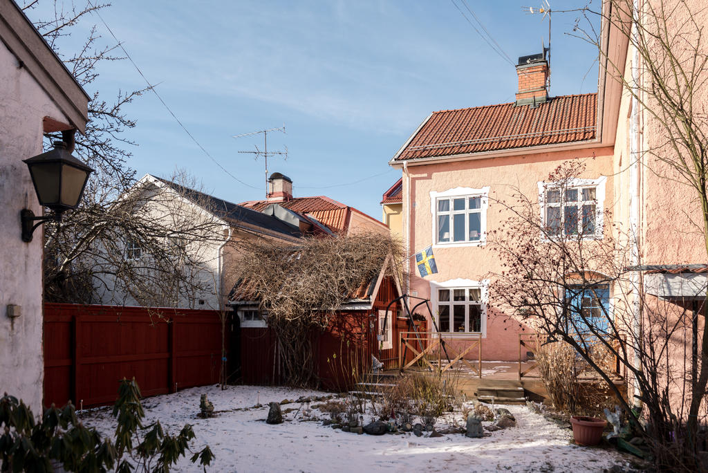 Baksida med altan. 