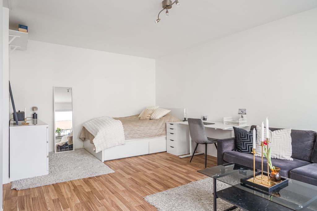 Allrum med plats för soffa, skrivbord och säng