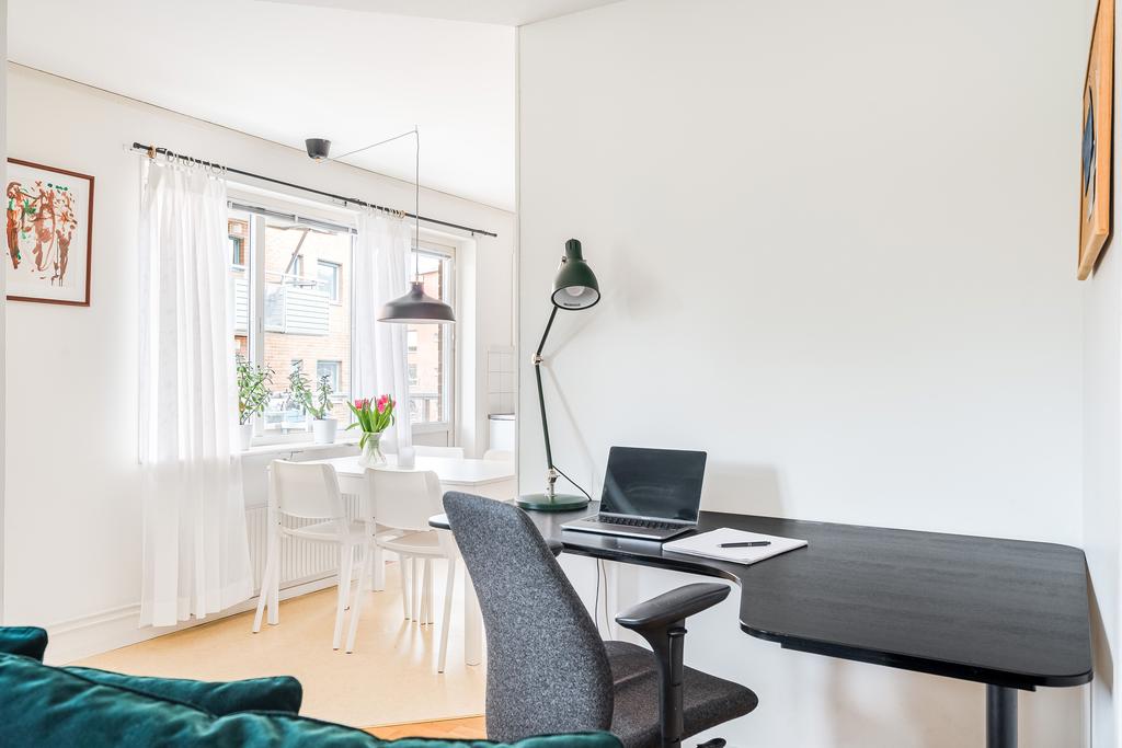 Bra plats för skrivbord i allrummet
