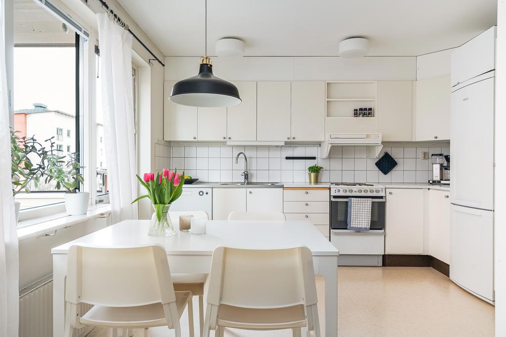 Gott om plats för matbord i köket