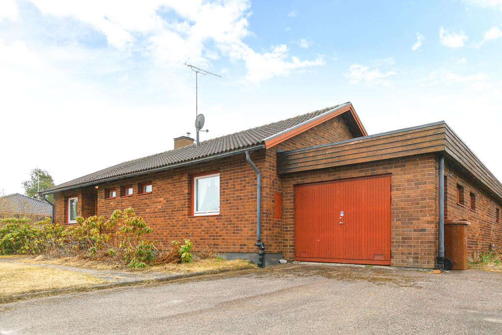 Garage. 