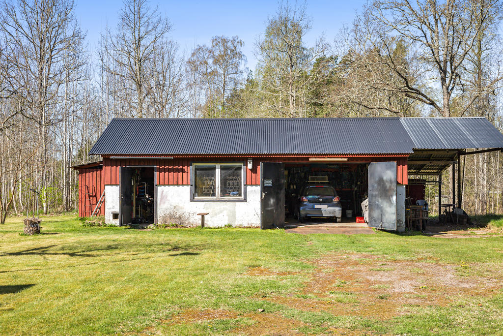 Rymlig verkstad med carport.
