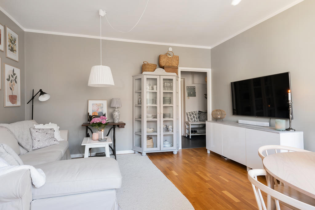 Vardagsrum med vy mot hall