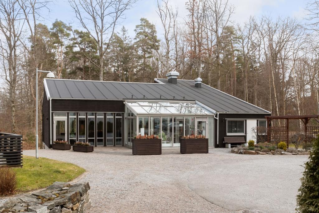 Poolhus + övernattningslägenhet.