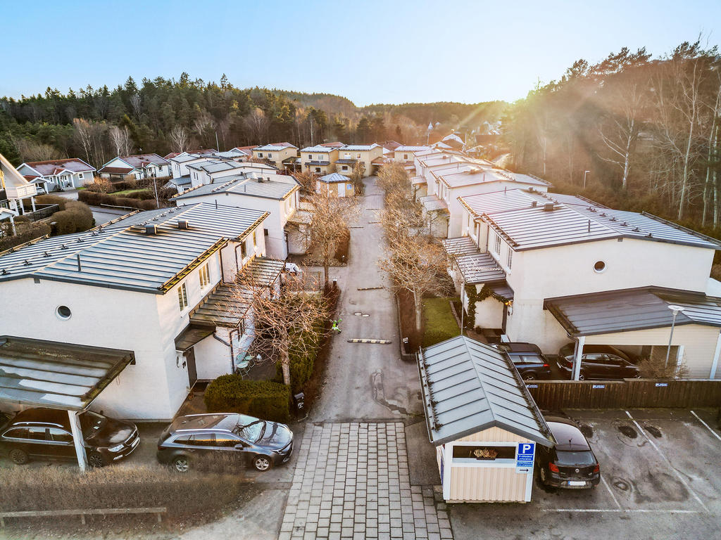 Familjärt område med gott om gästparkeringar