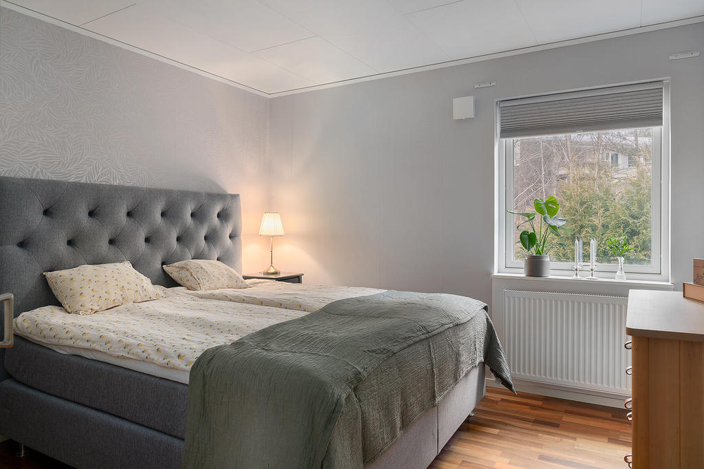 Master bedroom på övre plan med flertalet garderober åt vänster