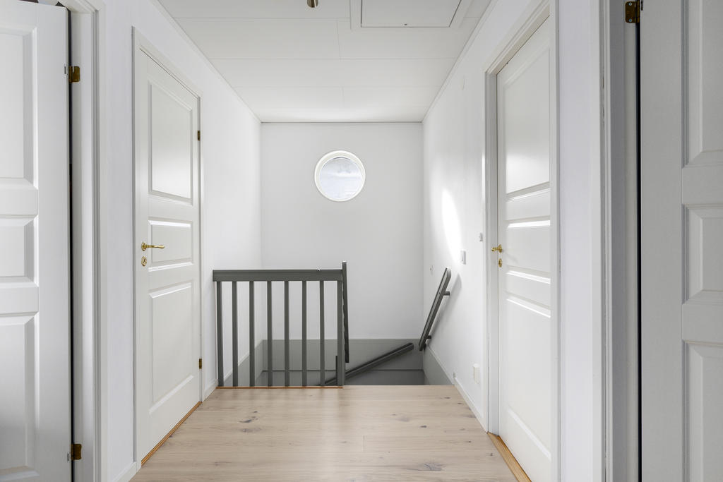 Hall på övre plan - Nya massiva innedörrar & nytt golv 2025