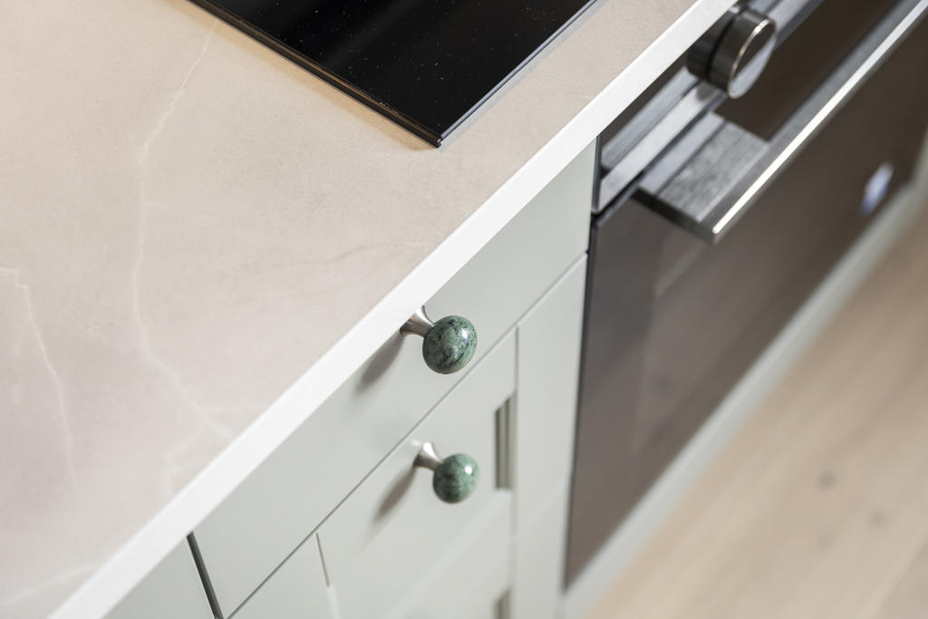 Detaljbild kök med marmorknoppar