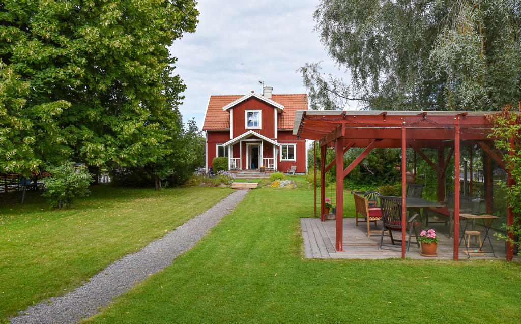 Lummig trädgård med pergola