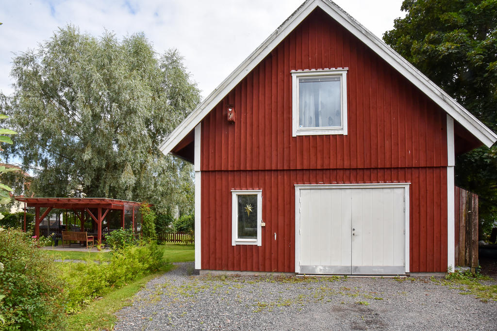 Fristående garage med lägenhet ovanpå!