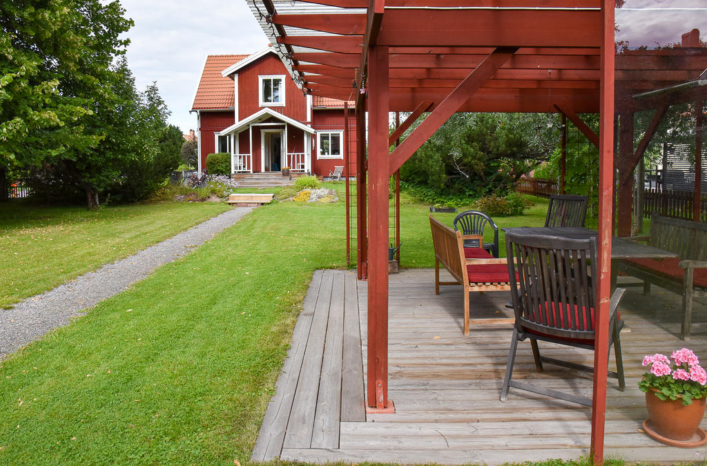 Pergola med huset i bakgrunden