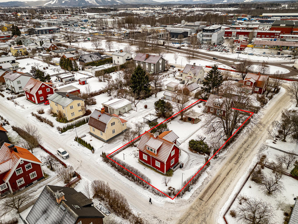 OBS! Tomtgränsen är ungefärlig för att ge en bild av fastigheten.