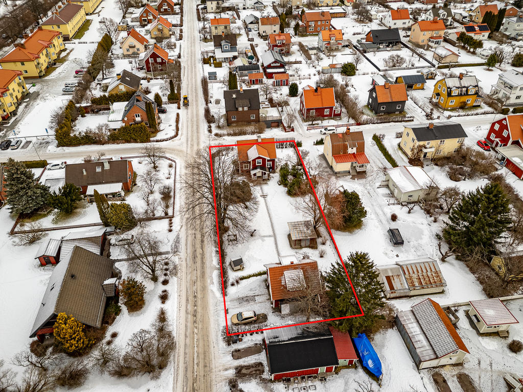 OBS! Tomtgränsen är ungefärlig för att ge en bild av fastigheten.