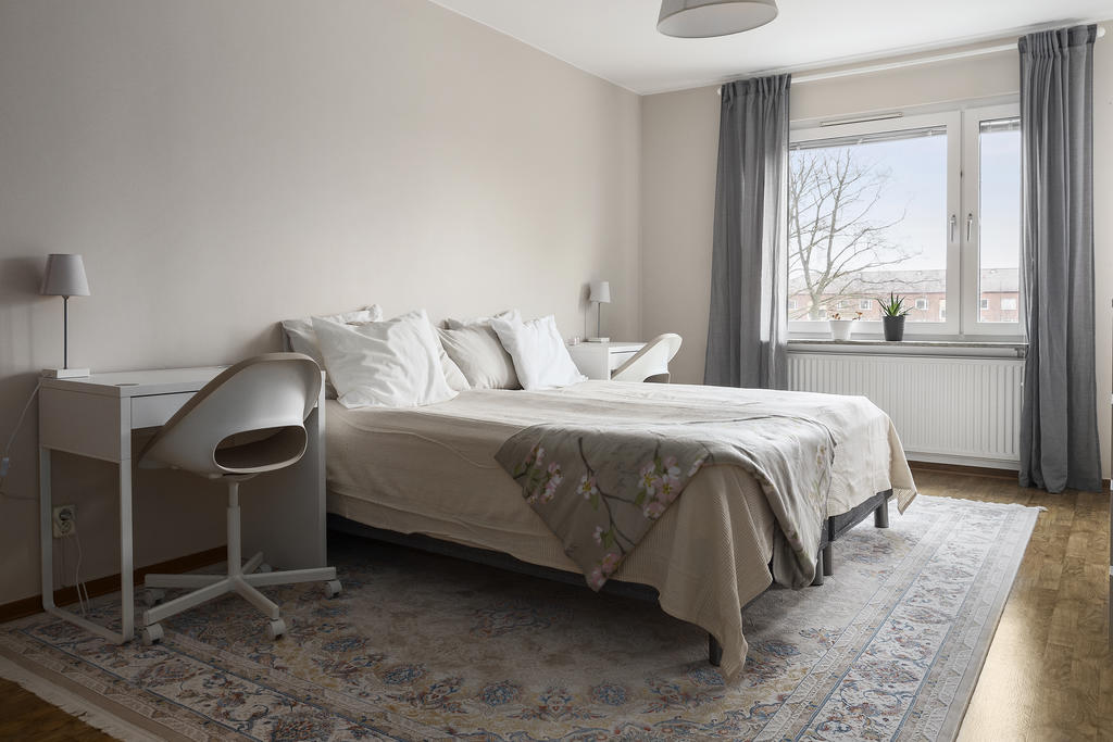 Sovrum 1 med inbyggd garderob samt tillgång till balkongen 