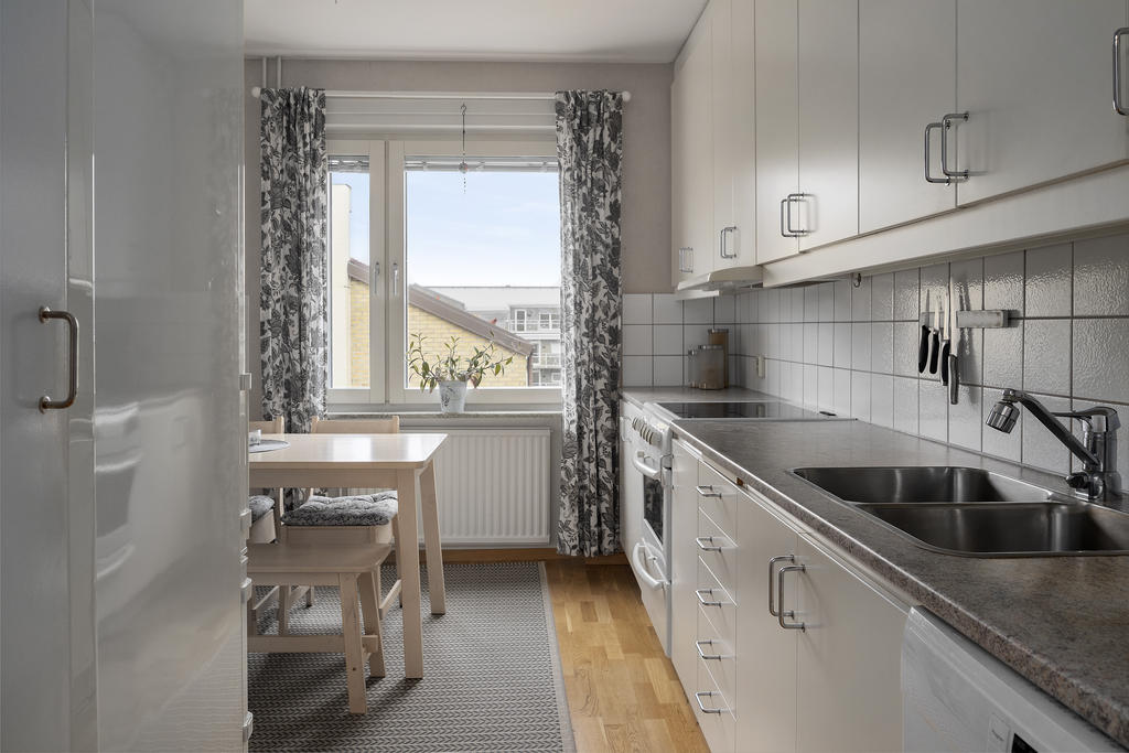 Kök med fönster mot innergård