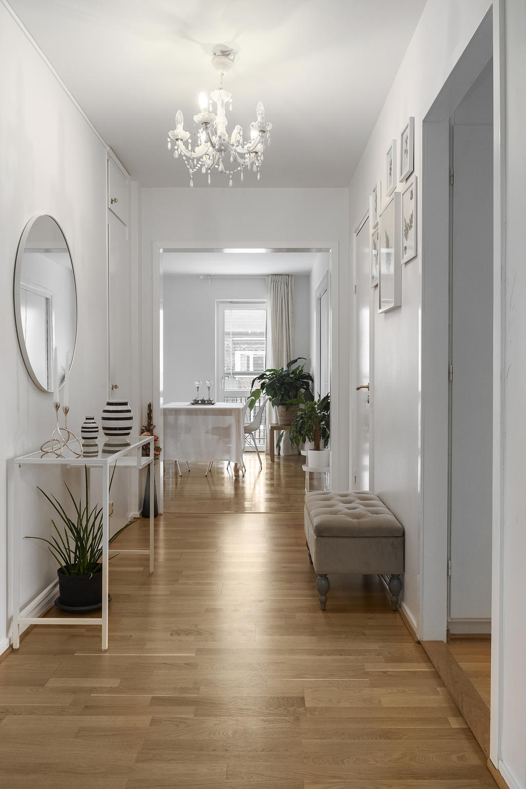 Hall med garderober och bra förvaringsmöjligheter