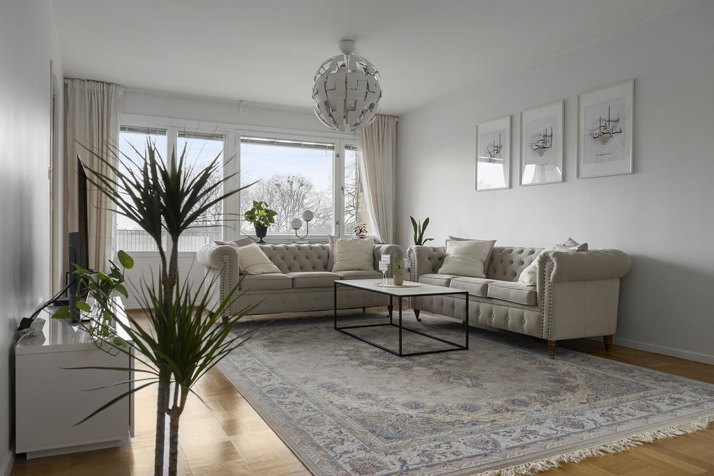 Luftigt vardagsrum med mycket ljusinsläpp