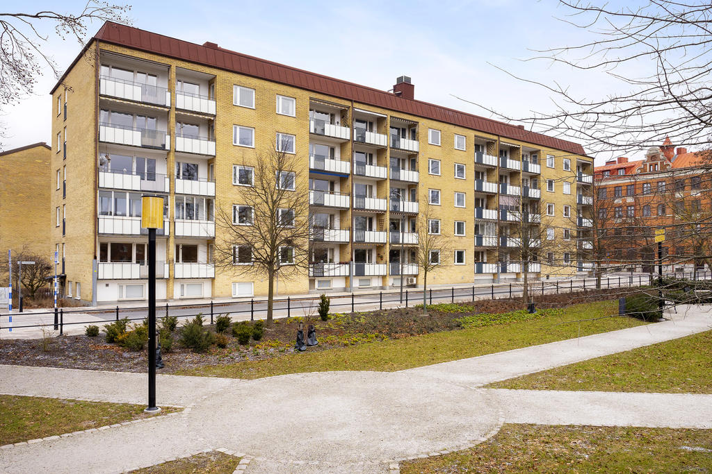 Balkong mot parken i söderläge