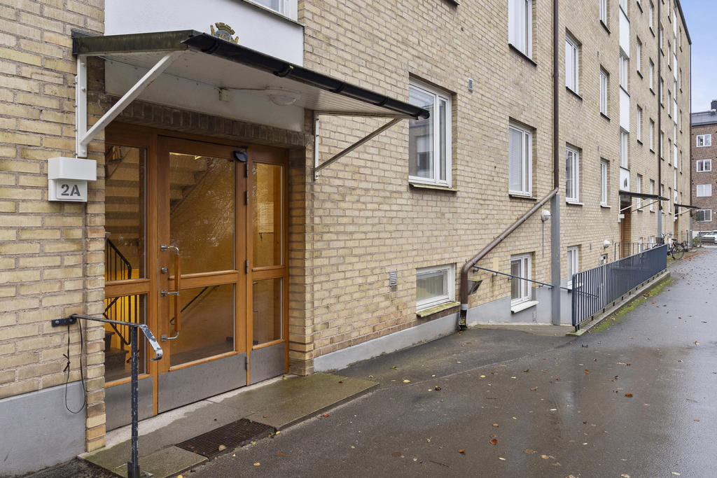 Ramp till källarentré med hiss