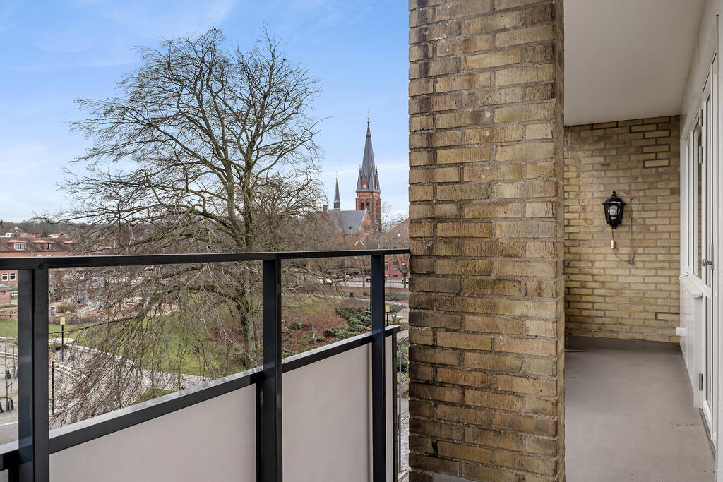 Balkong med utsikt över stadsparken