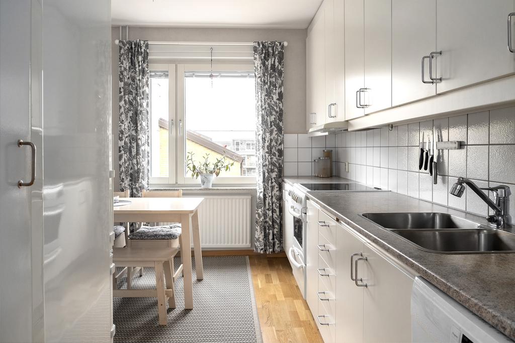 Kök med fönster mot innergård
