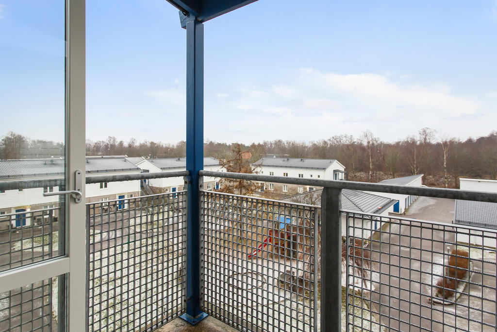 Från bostadens balkong har ni utsikt över innergården