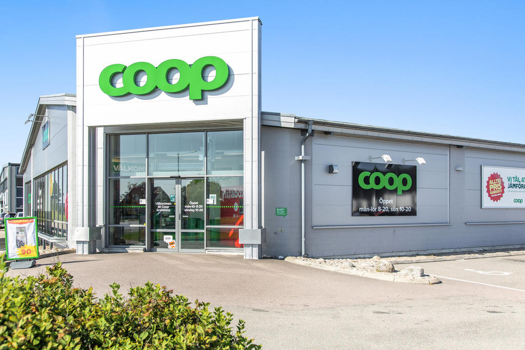 På promenadavstånd finns både Coop och Ica-butik