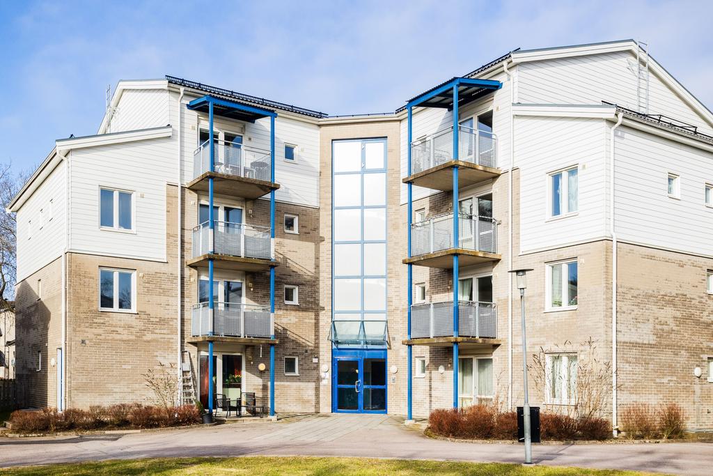 Utsikt från innegården mot ingången
