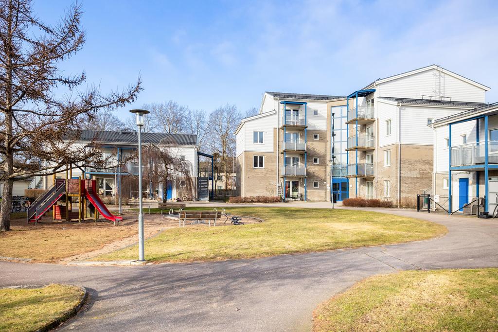 I anslutning till lägenheten finns den barnvänliga innegården