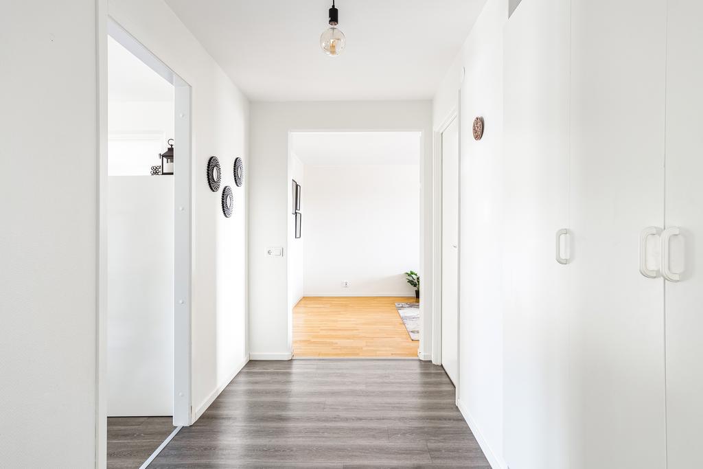 Den långa och ljusa hallen har även tillgång till inbyggda garderober samt förvaringsförråd 