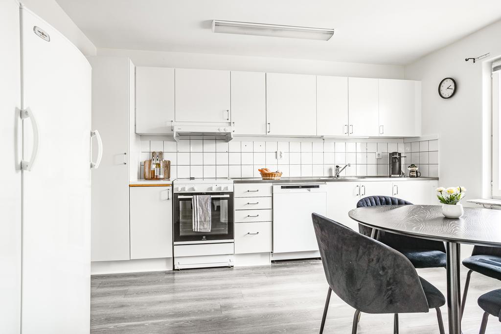 Köket är väldigt ljus och ger inbjudande känsla