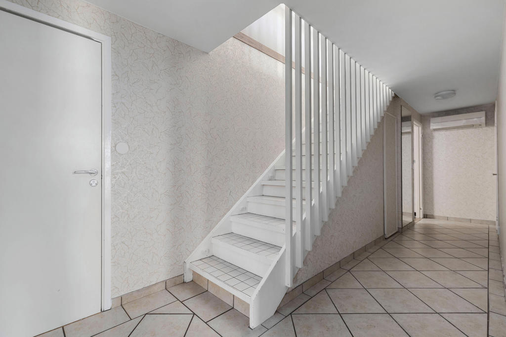 Nedre hall och trappa mellan planen