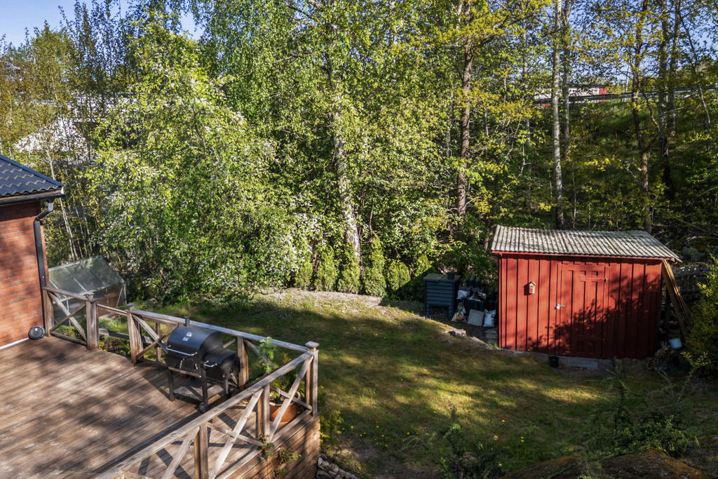 Separat redskapsförråd samt växthus på tomten