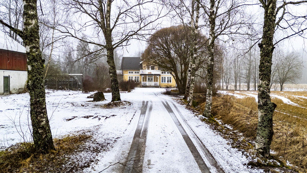 Mysig allé framför huset