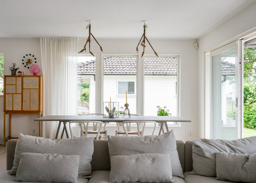Vardagsrum och matplats i öppen planlösning
